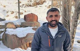 Tilkiyi elleriyle besliyor