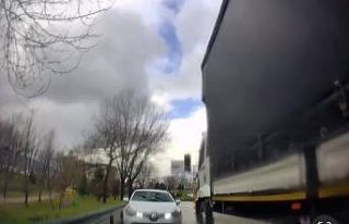 Tırın çarptığı otomobil böyle savruldu