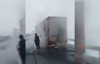 Tırın dorsesi yandı