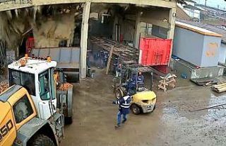 Tokat’ta fabrikanın çatısının çökme anı...