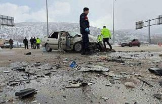 Tokat’ta tıra çarpan otomobildeki sürücü öldü,...