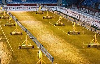 Trabzonspor’un sahasında kar temizleme çalışmaları...