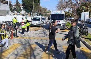 Trafik ekipleri, öğrenciler ile birlikte yaya önceliğine...