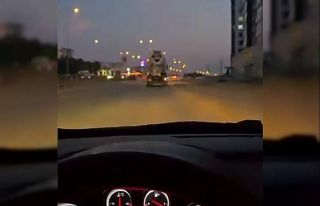 Trafikte dehşet görüntü: Beton mikseri otomobile...