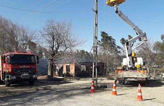 Traktörden çıkan kıvılcım evi küle çevirdi