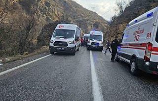 Tunceli’de feci kaza: Otomobil kayaya çarptı 1,...