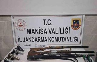 Turgutlu’da silah tacirlerine operasyon