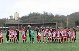 Türkeli BES, U-14 şampiyonluk kupasını kaldırdı