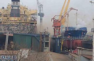 Tuzla Tersanesi’nde bulunan bir gemide yangın çıktı....