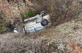 Uçuruma yuvarlayan araçta 3 kişi yaralandı
