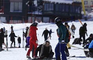 Uludağ’da acemi kayakçıların düşüşü kameralara...