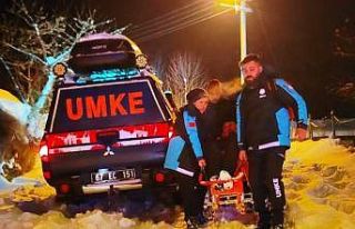 UMKE ekibi zorlu şartlarda 81 yaşındaki hastaya...