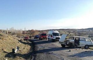 Uşak’ta iki otomobil çarpıştı: 1’i ağır...