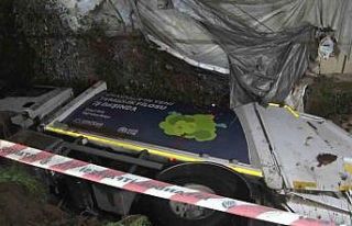 Üsküdar’da çöp kamyonu dereye uçtu