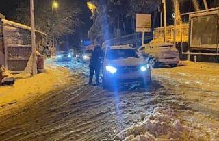 Üsküdar’da sürücüler kar nedeniyle zor anlar...