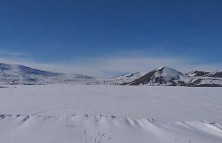 Üzeri buz ve karla kaplanan Taşlıçay Balık Gölü...