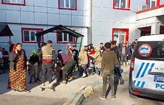 Üzerine geri dönüşüm balyası düşen genç işçi...