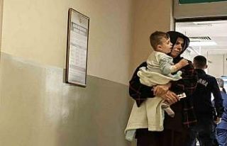 Üzerine sıcak çay devrilen bebek hastanelik oldu