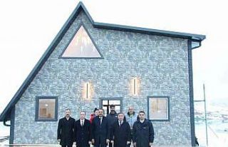 Vali Aydoğdu, İliç’te yaptırılan bungalov evlerde...