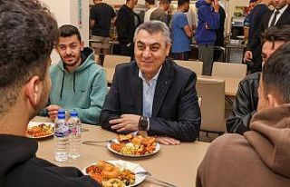 Vali Toros, yurttaki öğrencilerle bir araya geldi