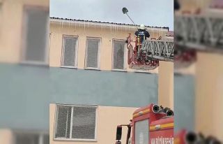 Van’da çatılarda tehlike saçan buz sarkıtları...