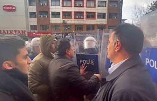 Van’da izinsiz yürüyüşte gerginlik: DEM Partili...