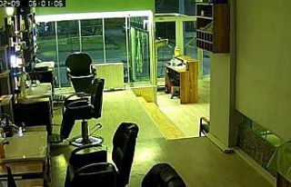 Vandalların camlarını taşla indirdikleri kuaför...