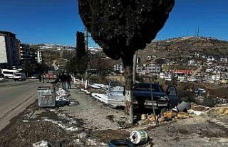 Virajı alamayan otomobil şarampole yuvarlandı:...