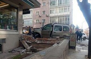 Virajı dönmeye çalışan sürücünün çarptığı...