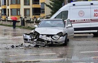 Yağış yüzünden kayganlaşan yolda 3 araç kazaya...