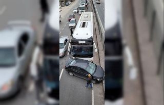 Yalova’da servis otobüsü otomobille çarpıştı