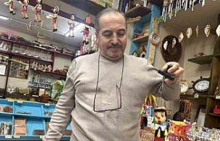 Yaptığı ahşap oyuncaklarla çocuklara geçmişi...