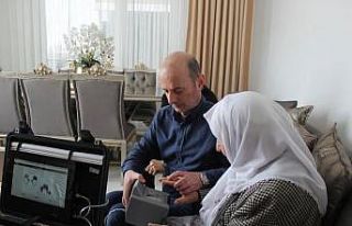 Yaşlı kadının kimlik kartı başvurusu evinde...