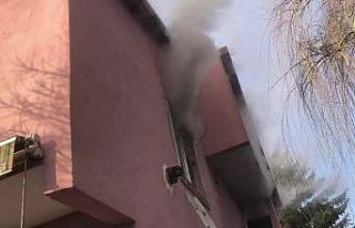 Yatak odasında yangın çıktı: 2 kişi dumandan...