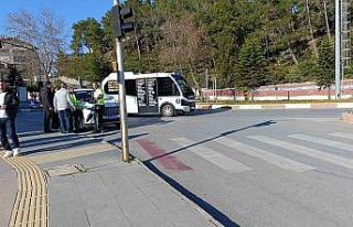 Yaya geçidinde hafif ticari araç yayaya çarptı:1...