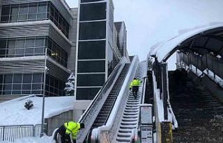 Yaya üst geçitleri kardan temizleniyor