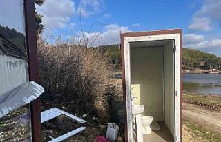 Yayla gölündeki mobil tuvaletlerin bakımsız hali...