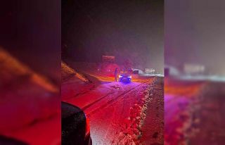 Yenice-Çan yolunda kar yağışı nedeniyle araçlar...