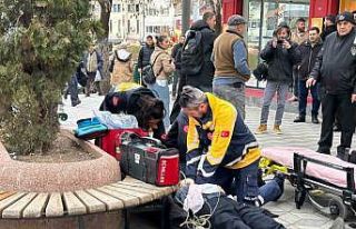 Yere yığılan yaşlı adama oradan geçen doktor...