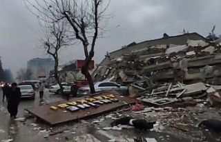 Yıkılan binaları gözyaşları içerisinde kayda...