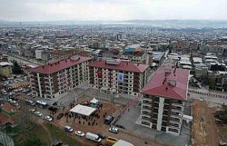 Yıldırım’ın bir yanında temel atma diğer yanında...