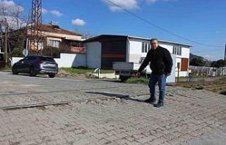 Yıllardır yapılmayan yol, hem çevre sakinleri...