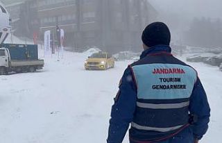 Yoğun kar alan Uludağ’da kayak pistleri doldu...