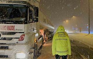 Yoğun kar nedeniyle Bolu Dağı büyük araçlara...