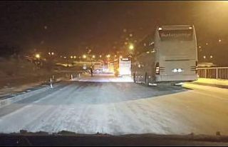 Yoğun kar yağışı nedeniyle Sivas’ta ulaşımda...