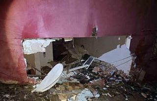 Yokuşta kayan otomobil taksiye ve evlere çarptı......