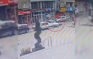 Yola aniden çıkan otomobile motosiklet çarptı,...