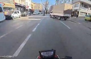 Yola çıkan kamyonete çarpmamak için manevra yaptı,...