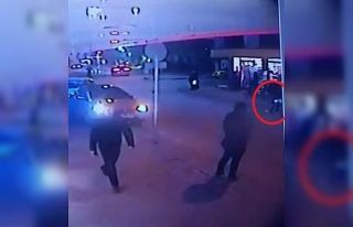 Yola kaçan topunu almak isteyen çocuğa araç çarptı.......