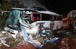 Yolcu otobüsü kamyonla çarpıştı: 1 ölü, 16...